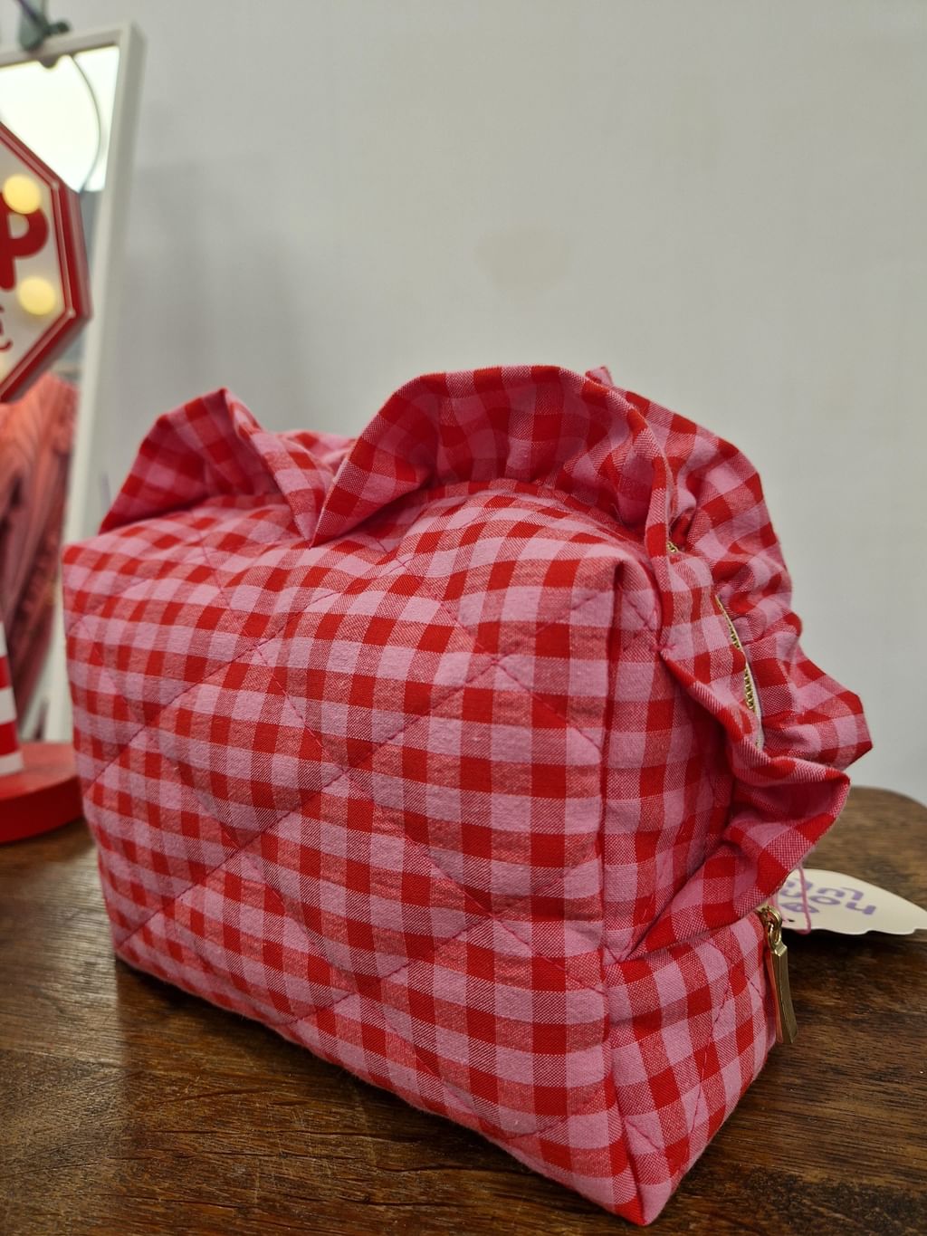 Pikowana kosmetyczka z falbanką 