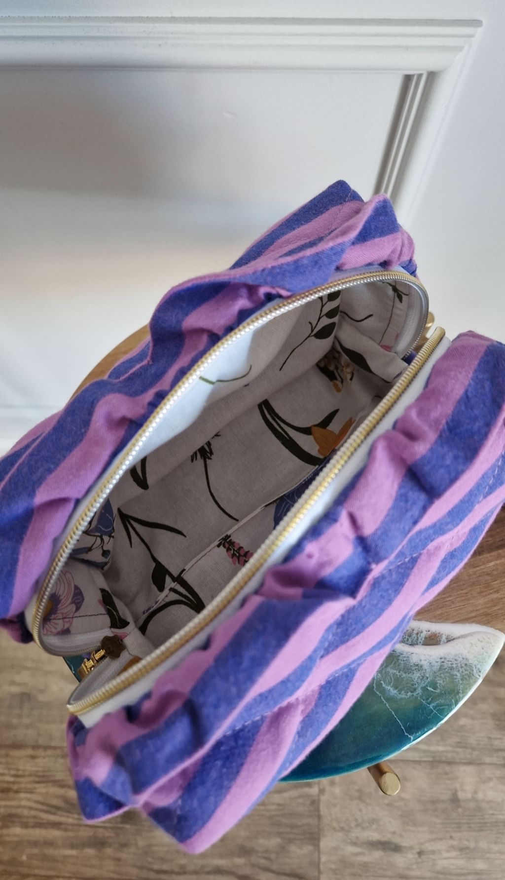 Kosmetyczka w paski z falbanką 