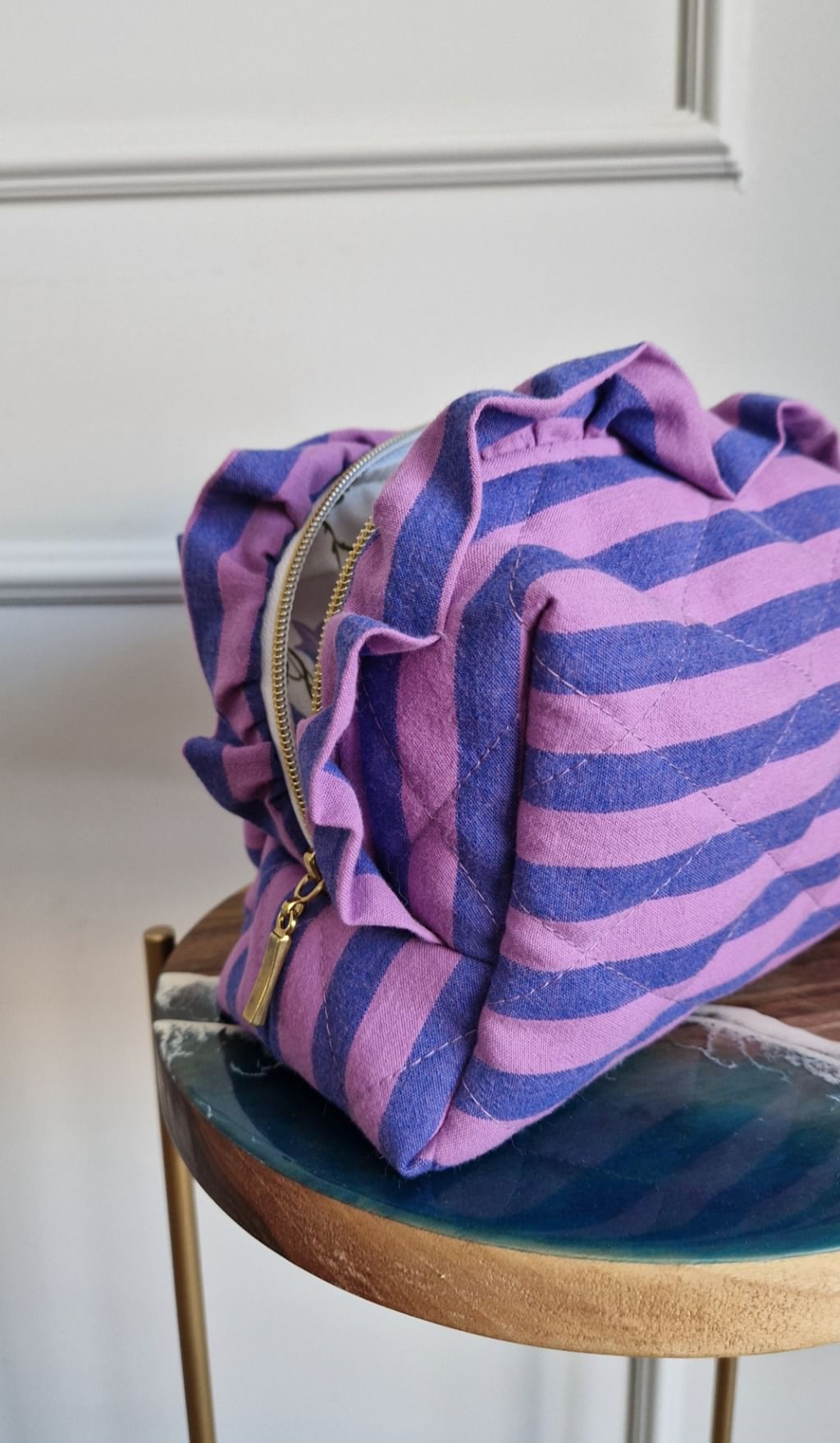 Kosmetyczka w paski z falbanką 