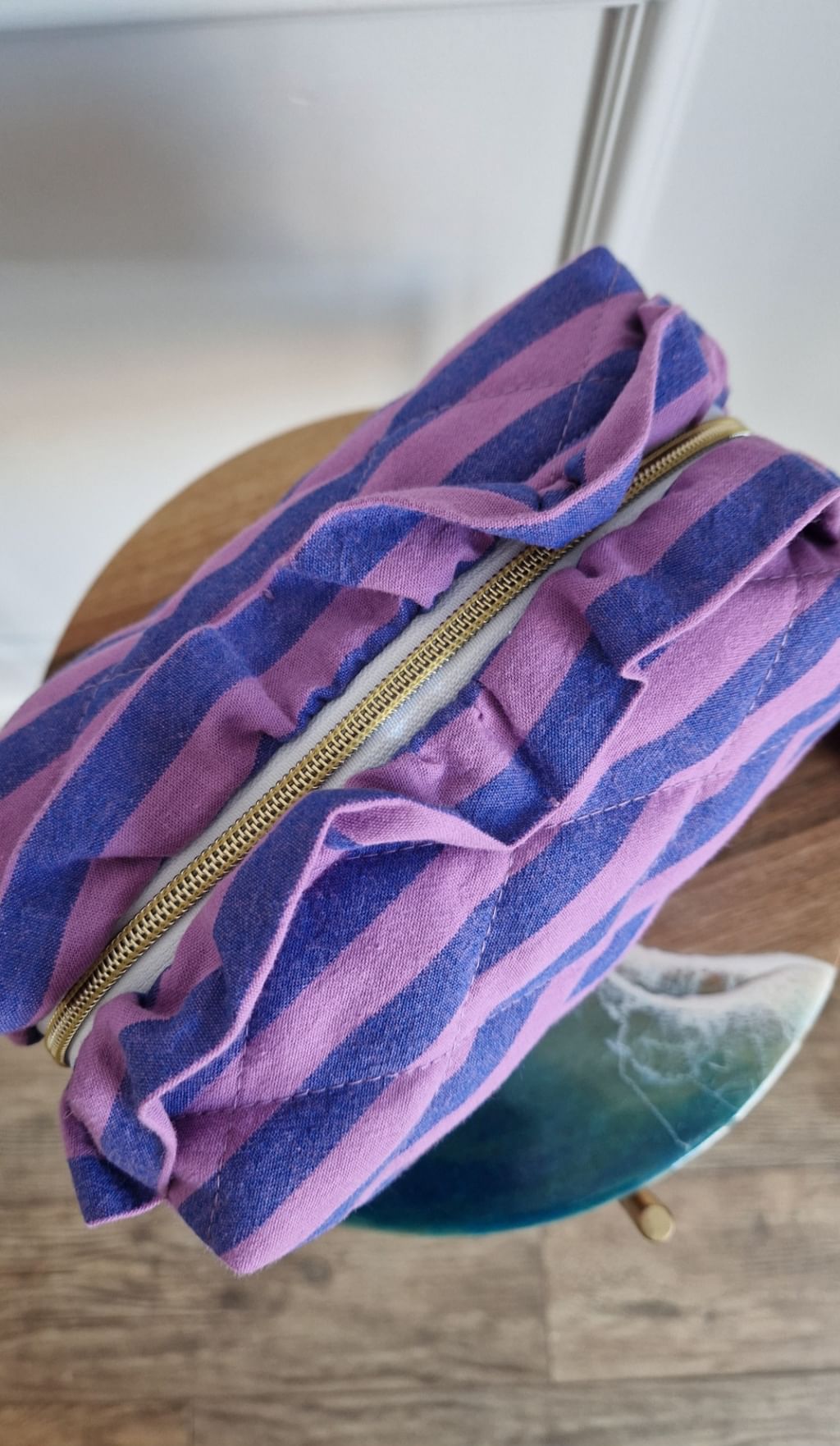 Kosmetyczka w paski z falbanką 