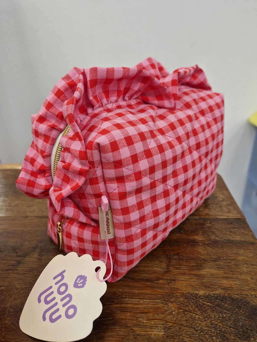 Pikowana kosmetyczka z falbanką 