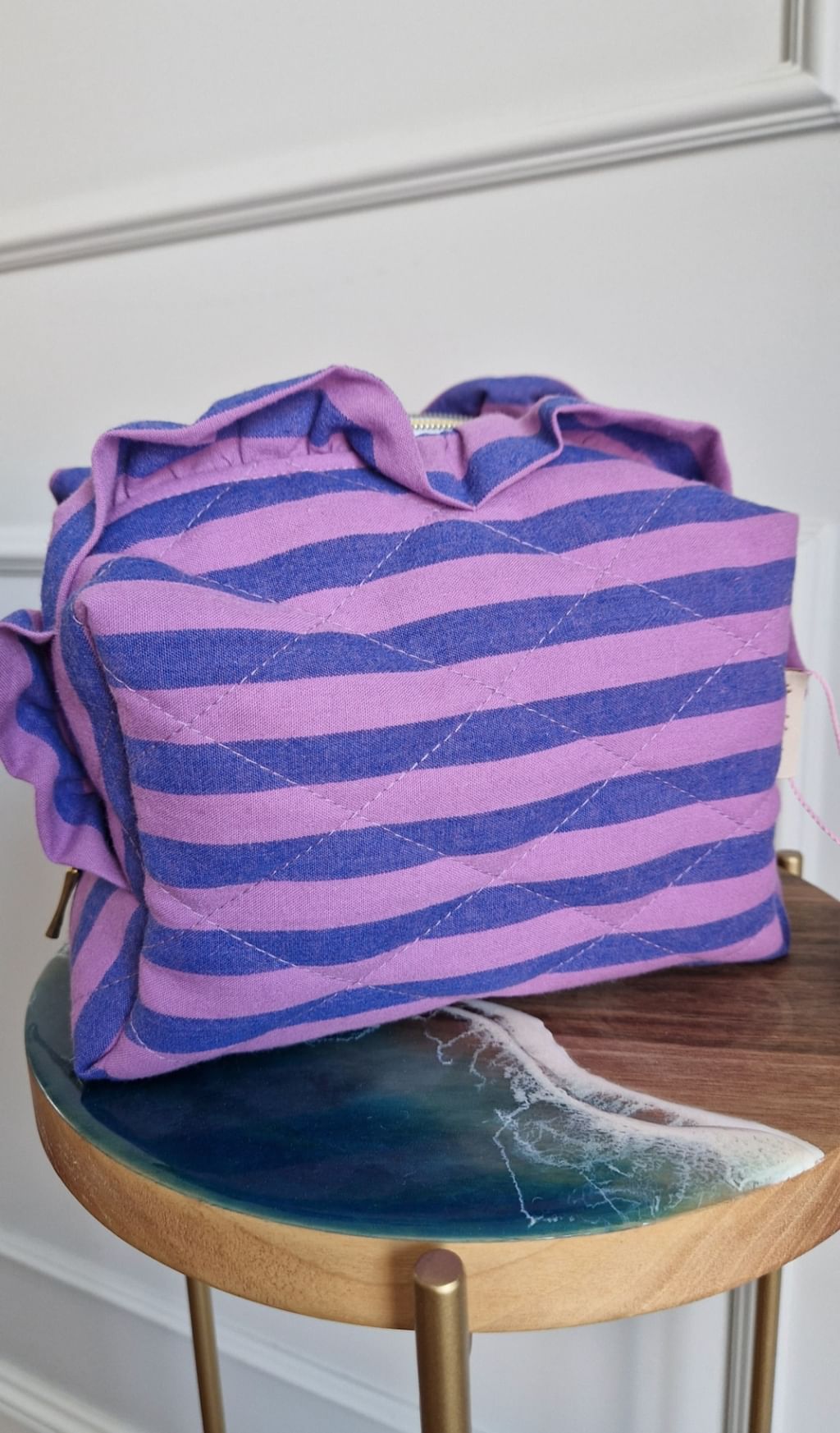 Kosmetyczka w paski z falbanką 