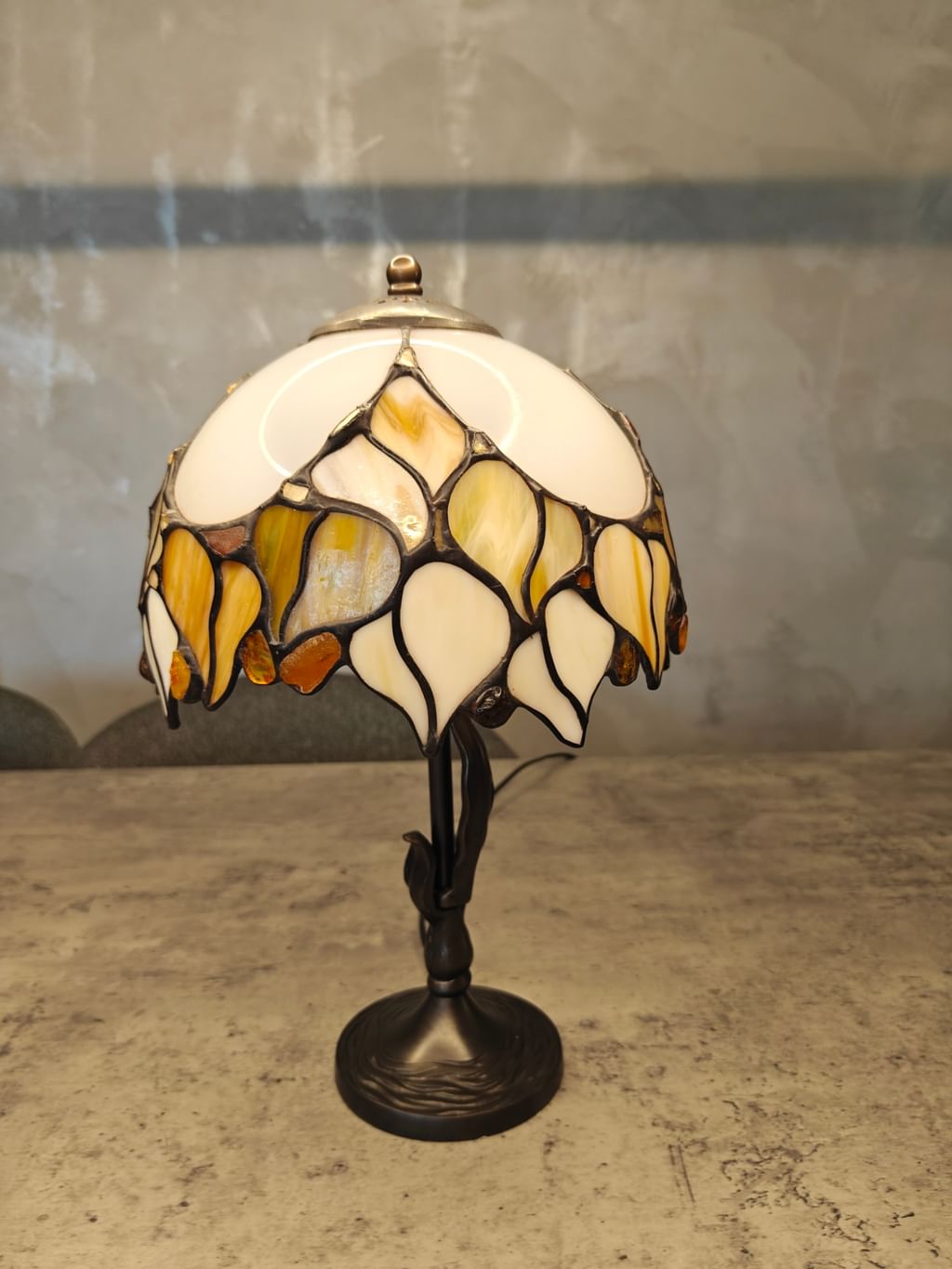 Lampa Złoty Liść z bursztynami