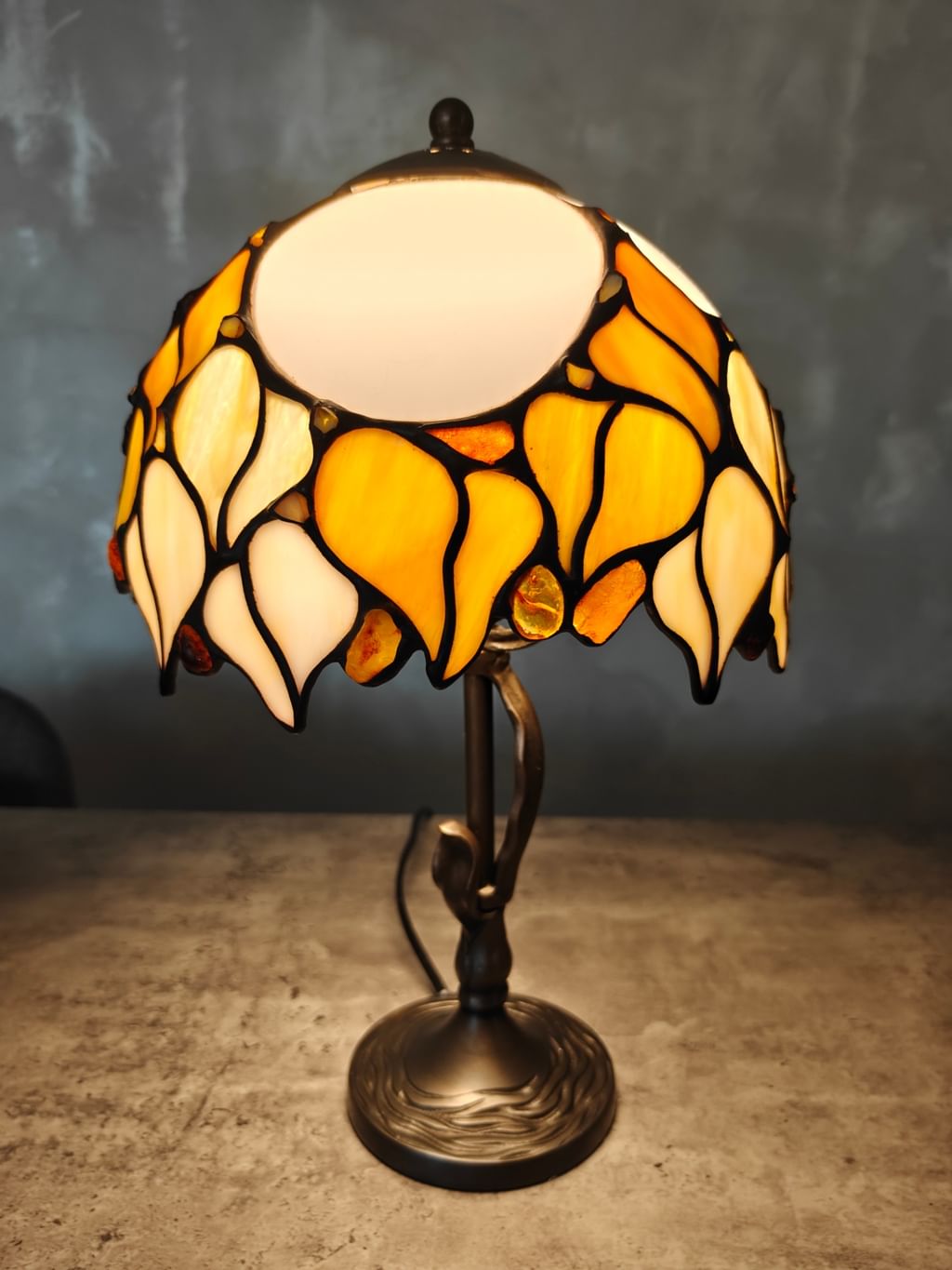 Lampa Złoty Liść z bursztynami
