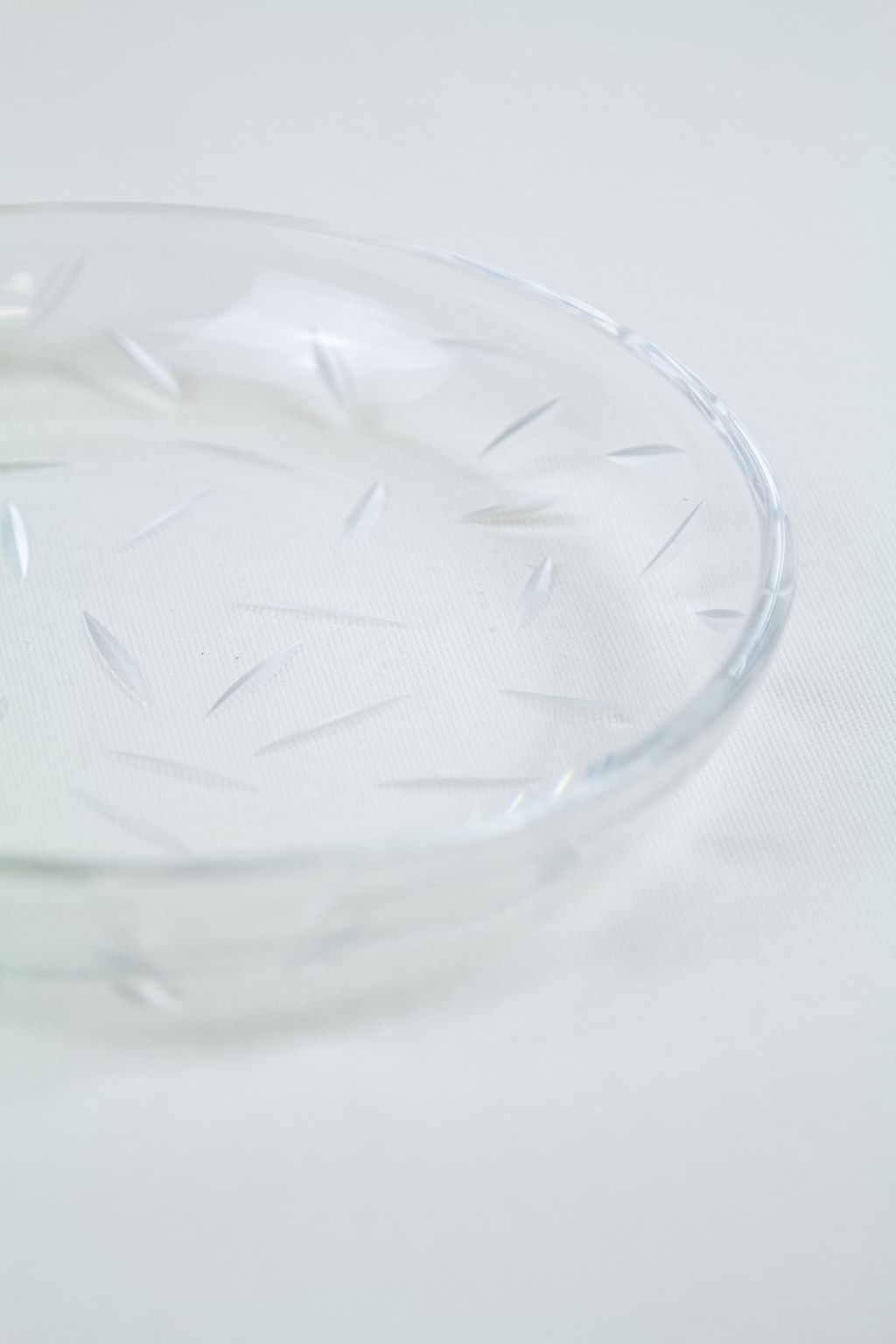 Szklany talerzyk z autorskim szlifem