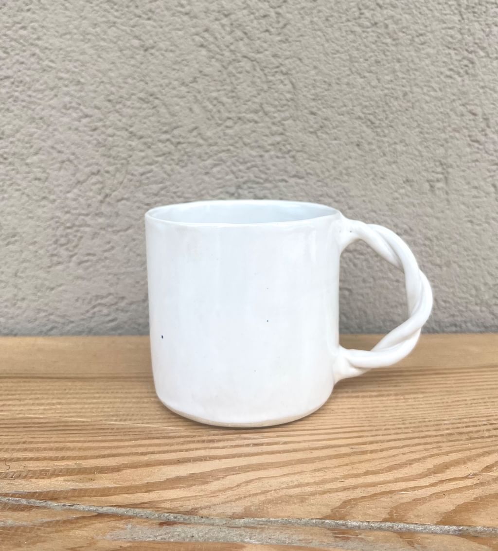 Biały kubek z plecionym uchem