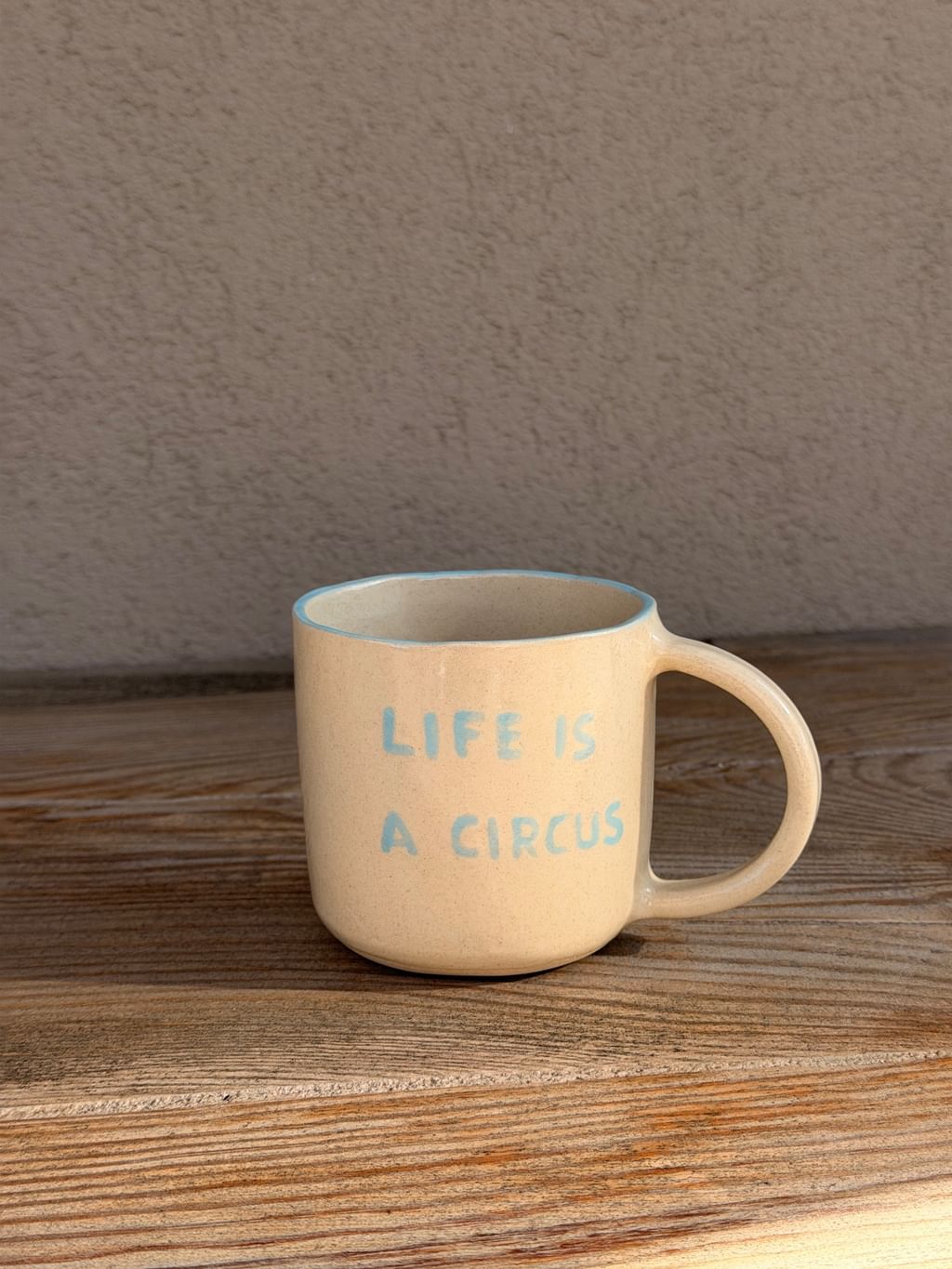 Kubek "Life is a circus" niebieski