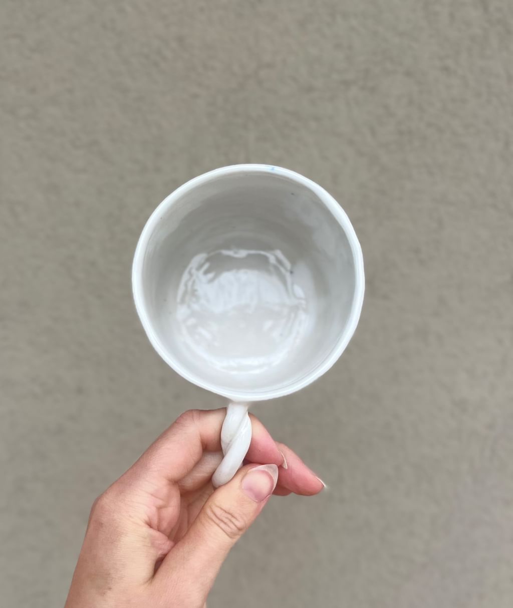 Biały kubek z plecionym uchem