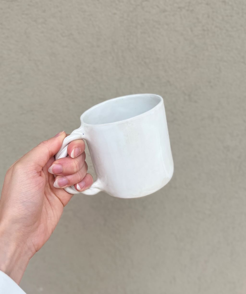 Biały kubek z plecionym uchem