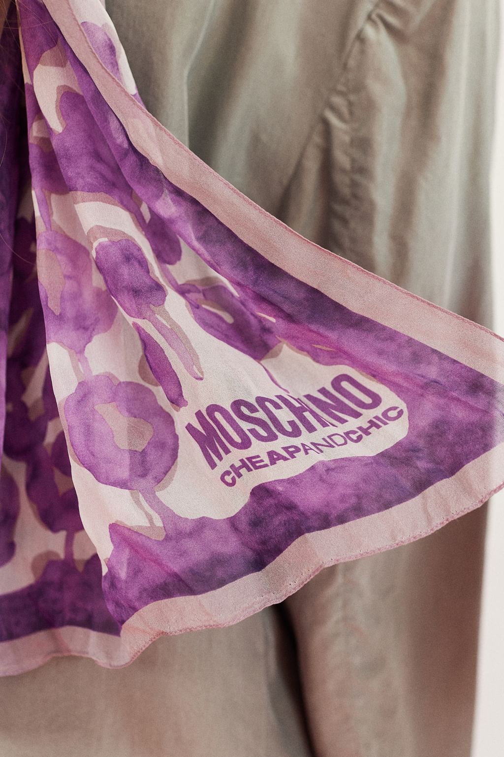 Jedwabna apaszka Moschino