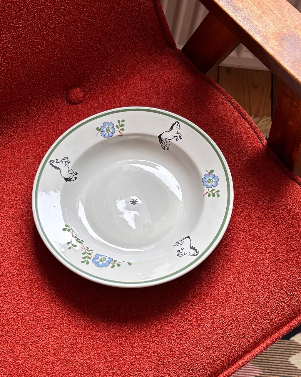 Duży głęboki talerz z koniem