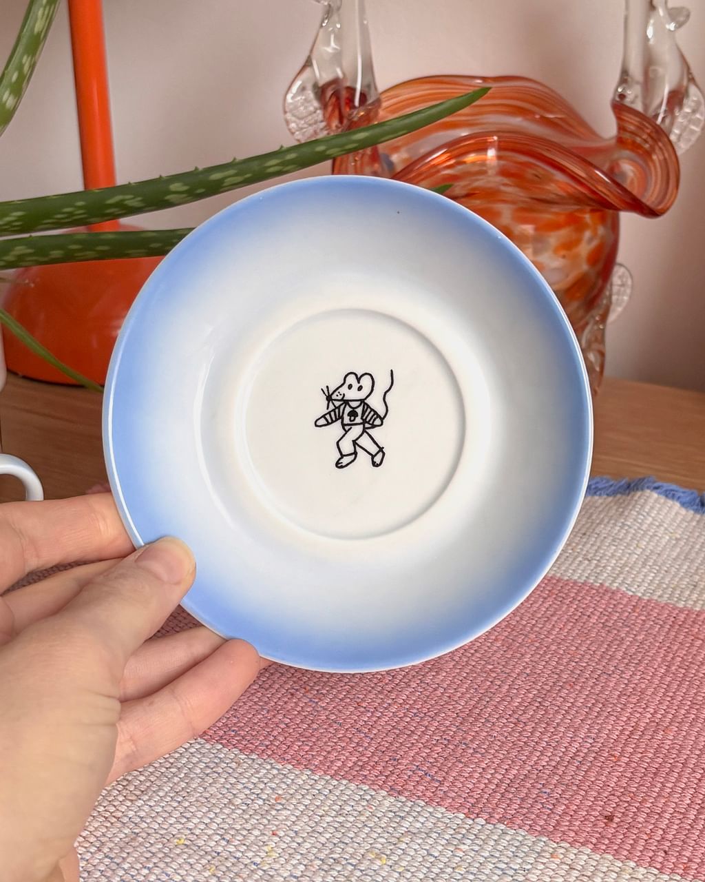 Filiżanka gradientowa z króliczkiem i myszką