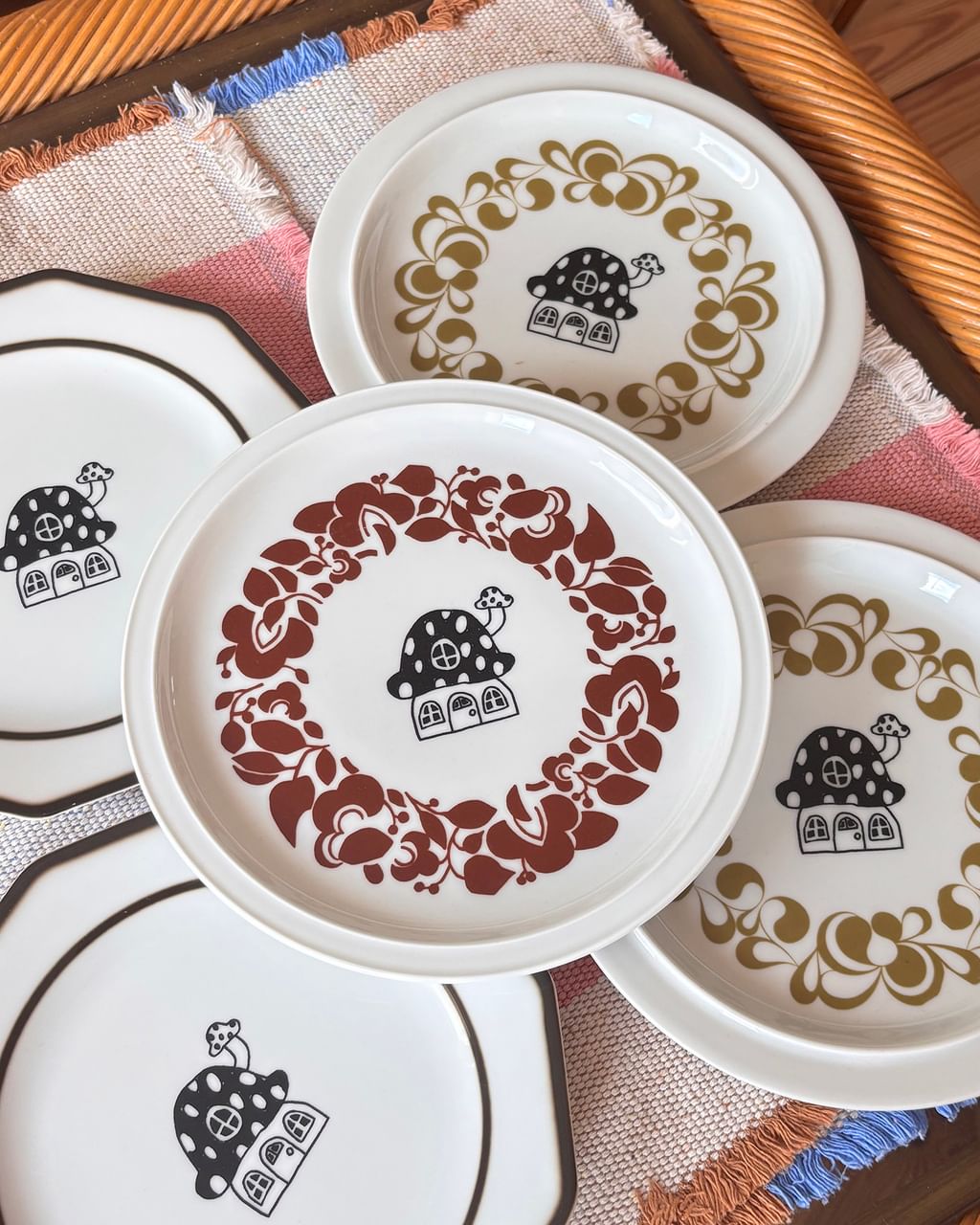 Talerz z grzybowym domkiem – brązowy