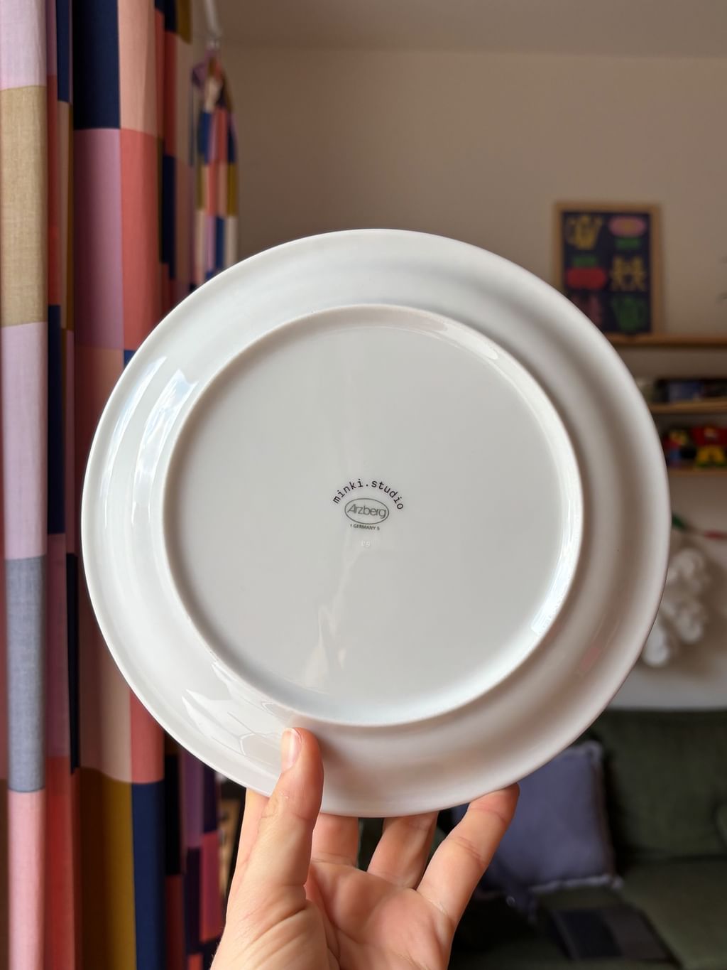 Talerz z końmi i kolorowym rantem