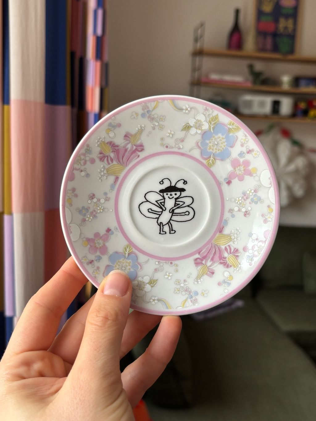 Mały różowy talerzyk z motylkiem 