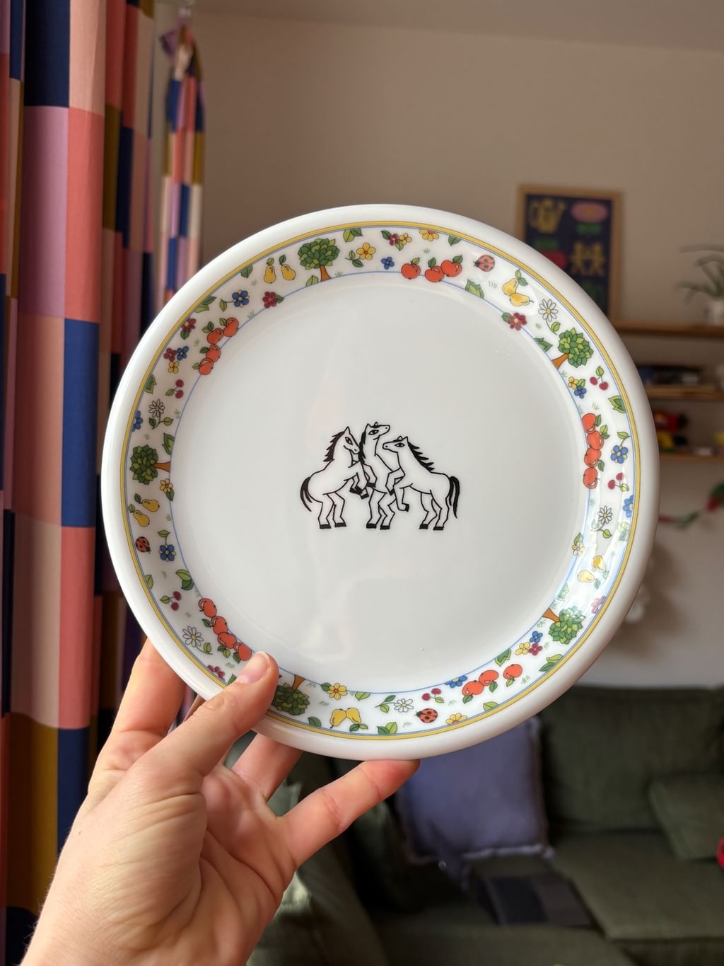 Talerz z końmi i kolorowym rantem