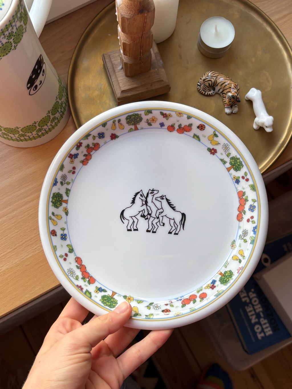 Talerz z końmi i kolorowym rantem