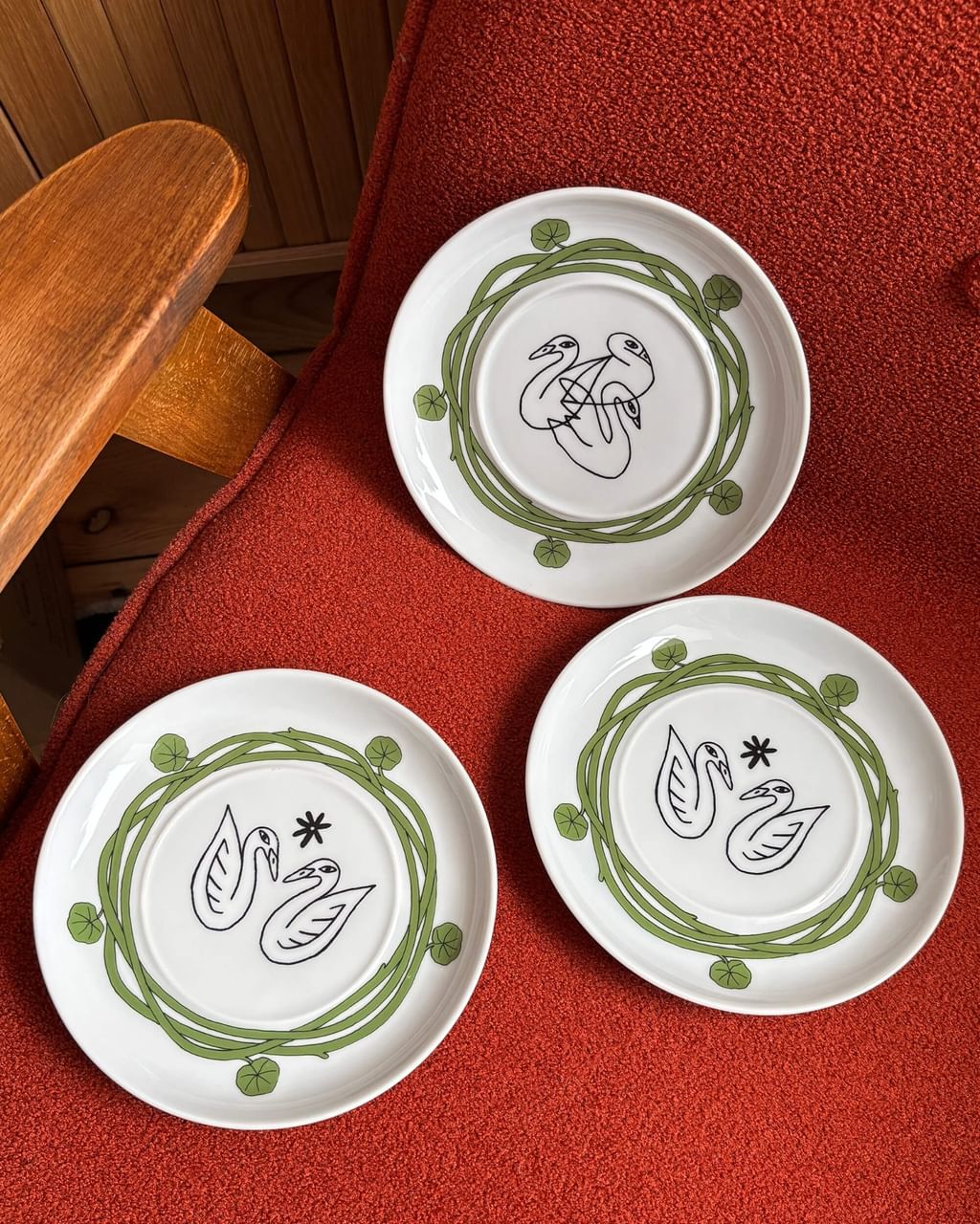 Talerzyk deserowy z łabędziami