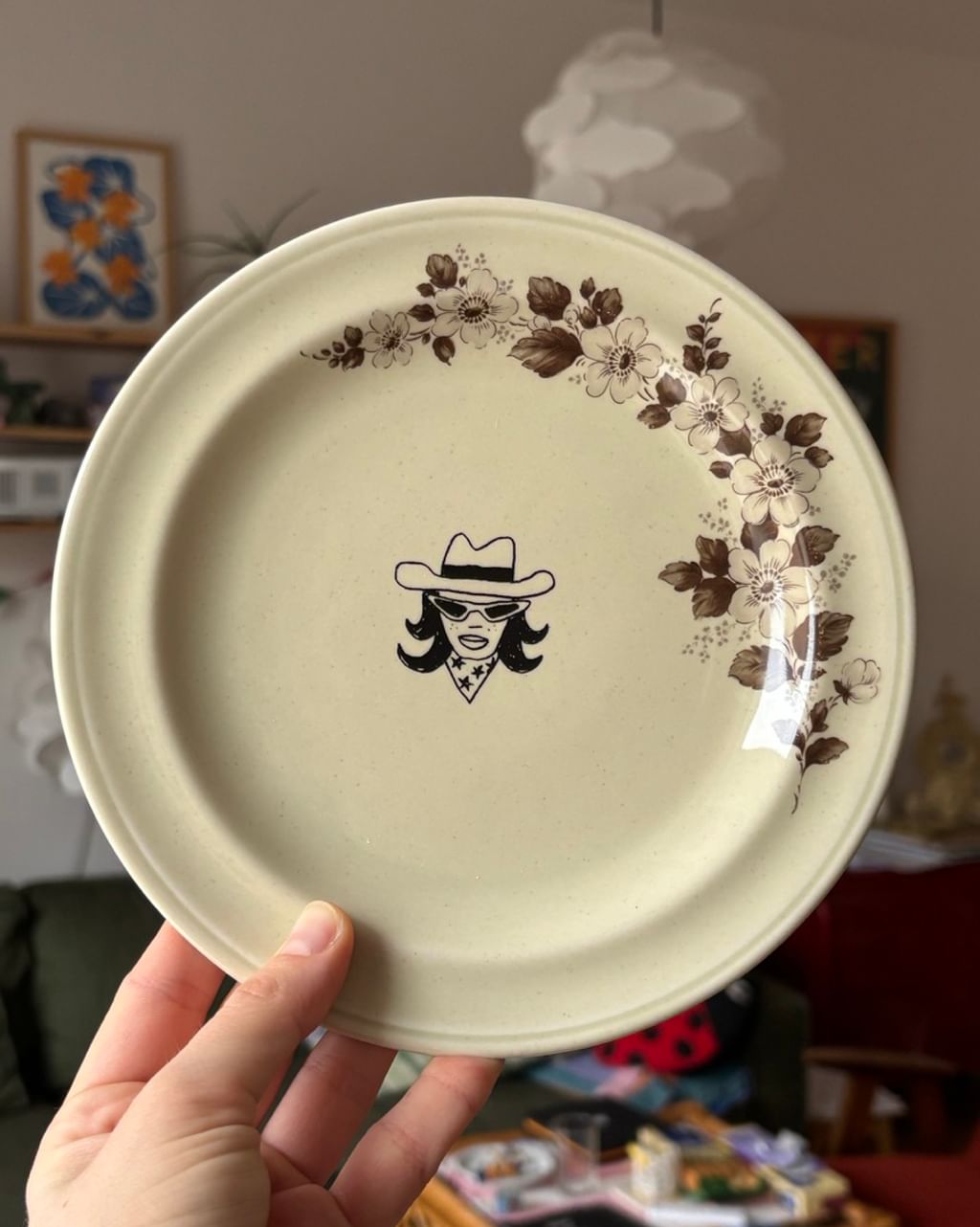 Beżowy talerz z kowbojką i kwiatkami