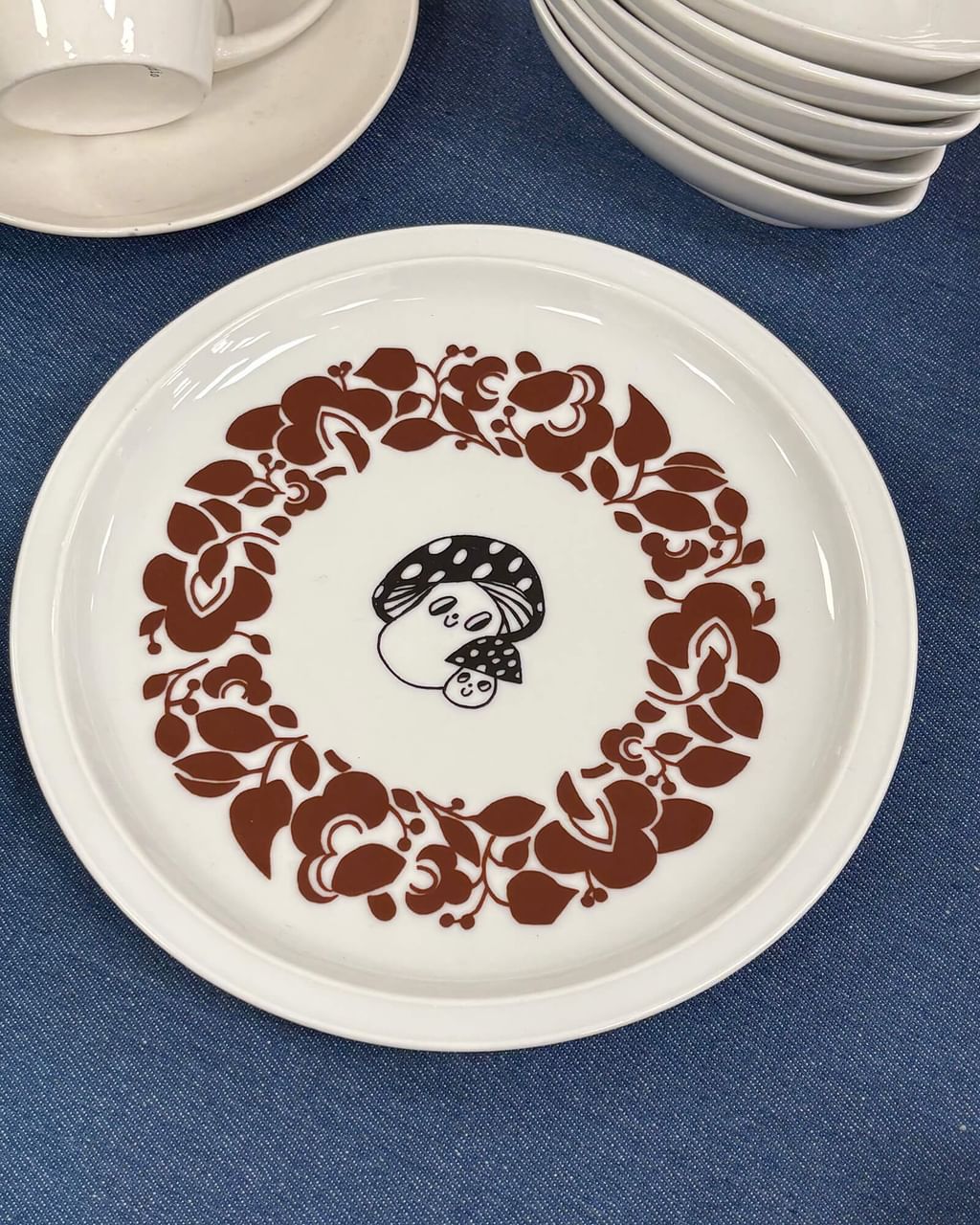Talerz z grzybkami – brązowy