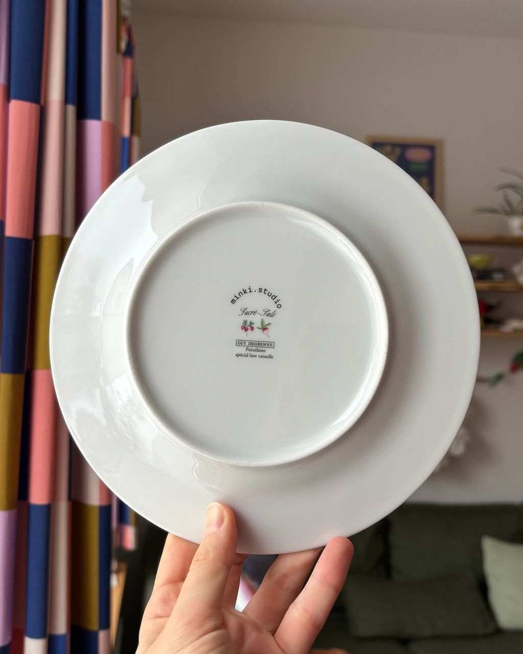 Talerz z myszką i serkiem i truskawkami