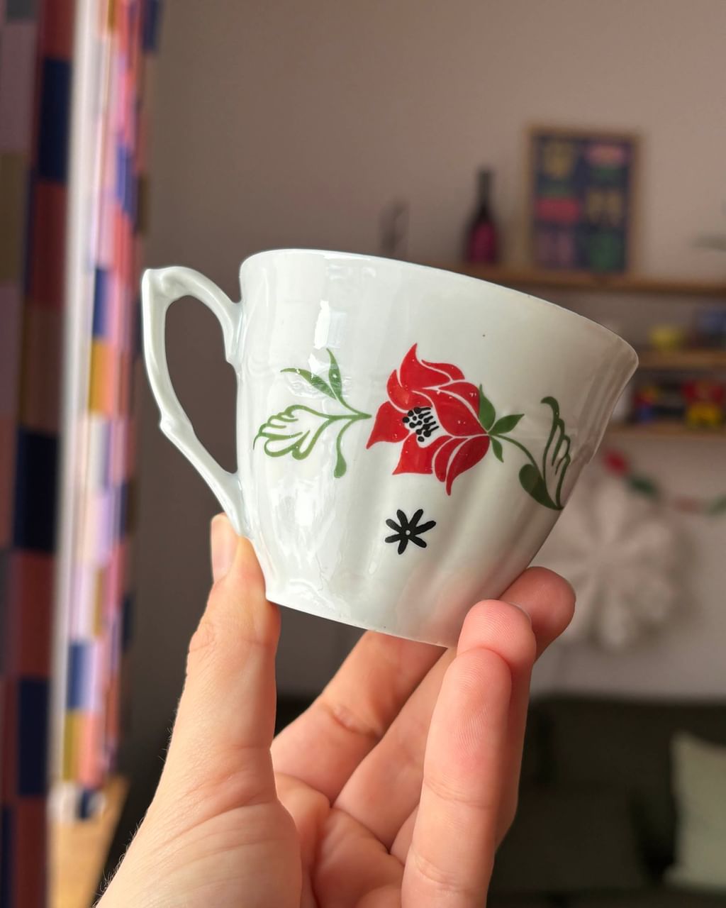 Filiżanka z dzielnym motylkiem