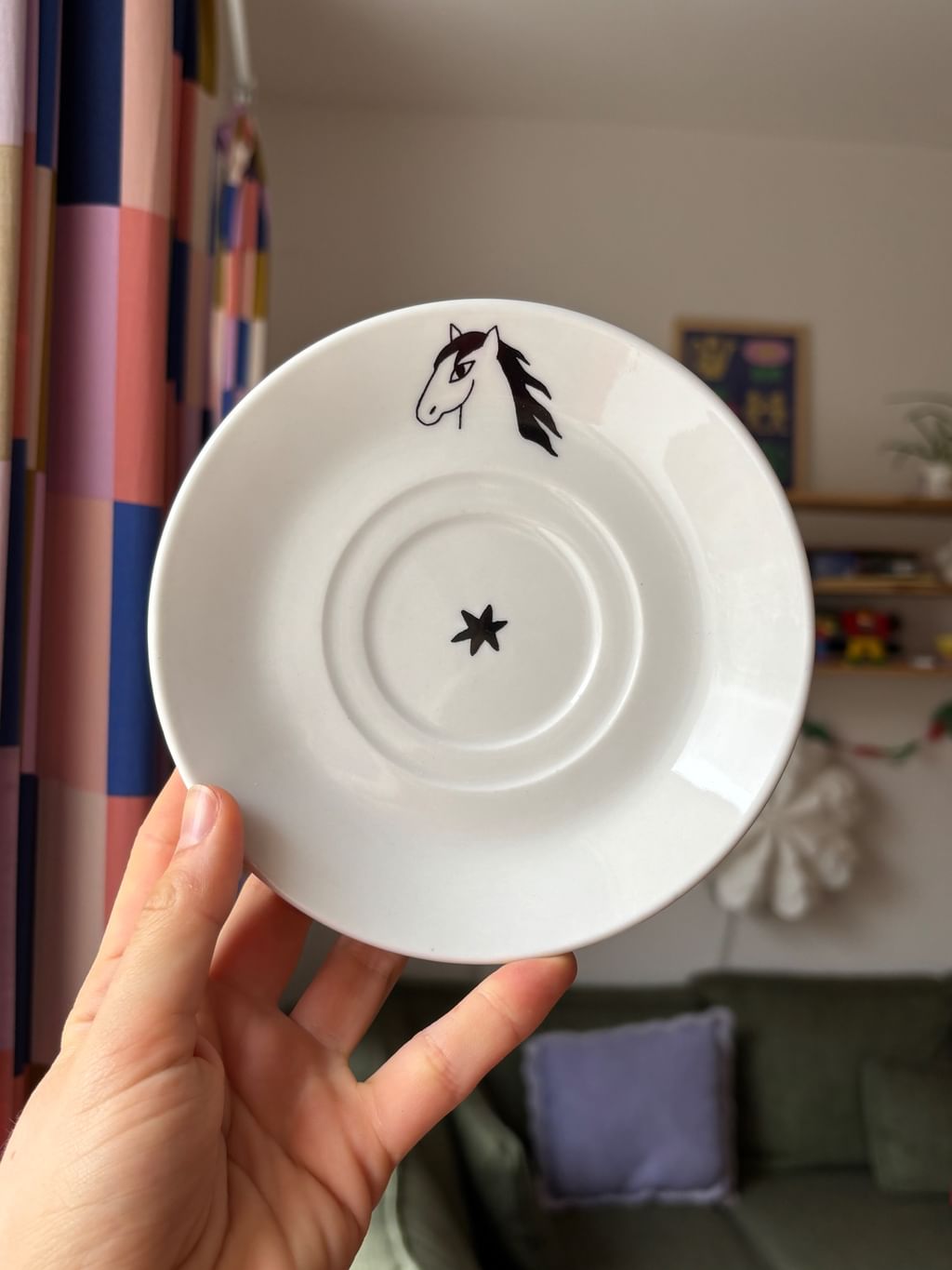 Talerzyk z koniem biały
