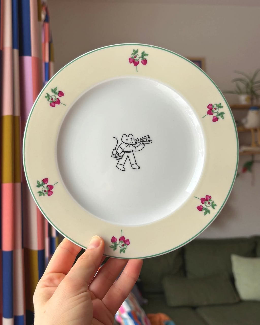 Talerz z myszką i serkiem i truskawkami