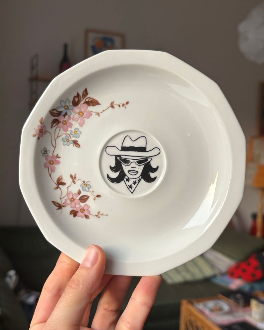 Talerzyk z kowbojką i kwiatkami
