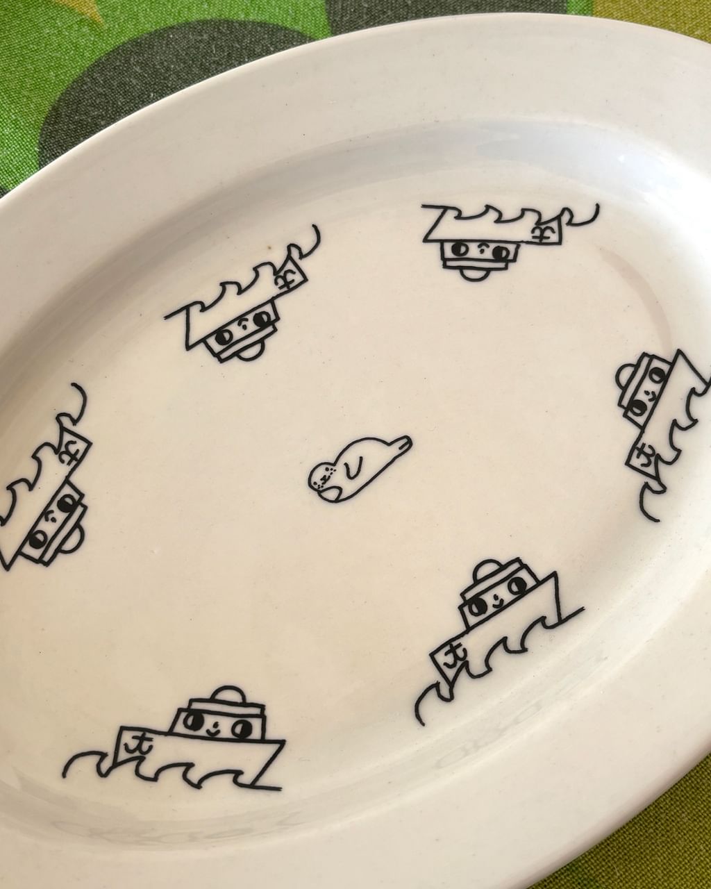 Półmisek ze stateczkami i foką