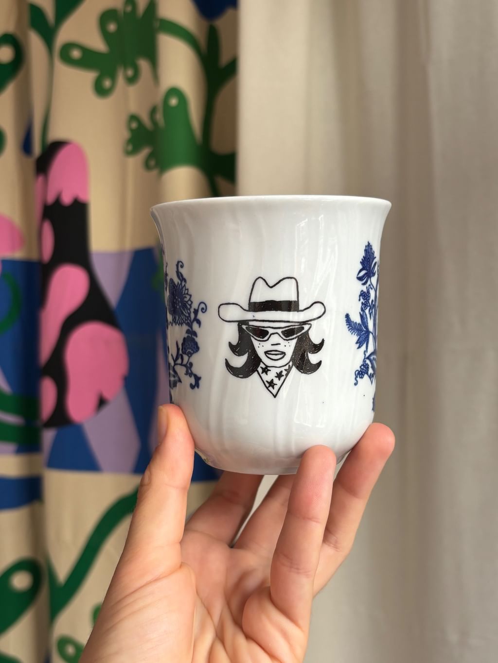 Kubek vintage z konikami i kowbojką i kwiatami