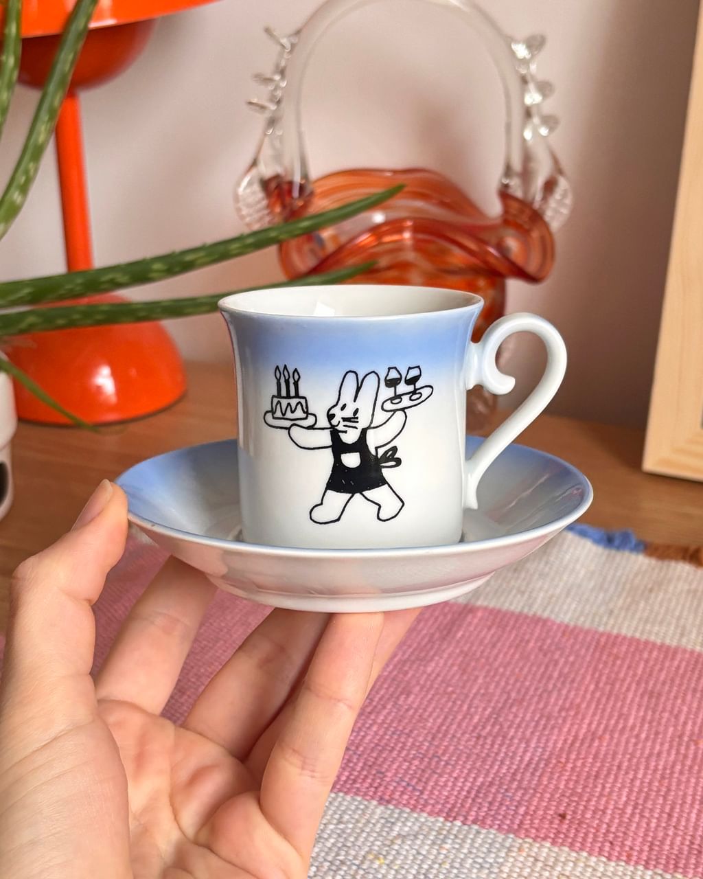 Filiżanka gradientowa z króliczkiem i myszką