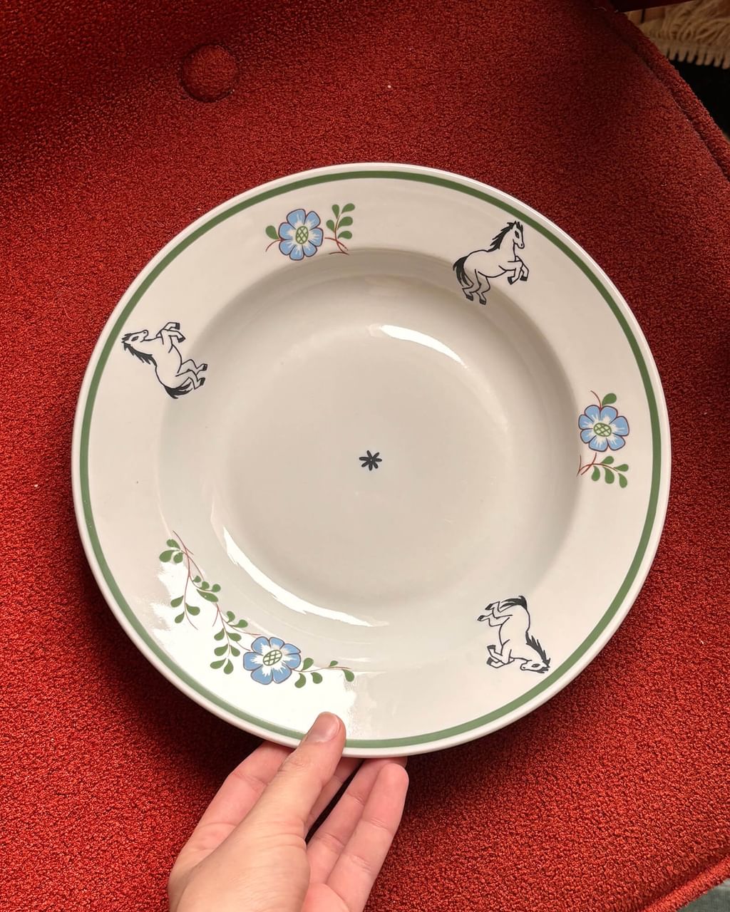 Duży głęboki talerz z koniem