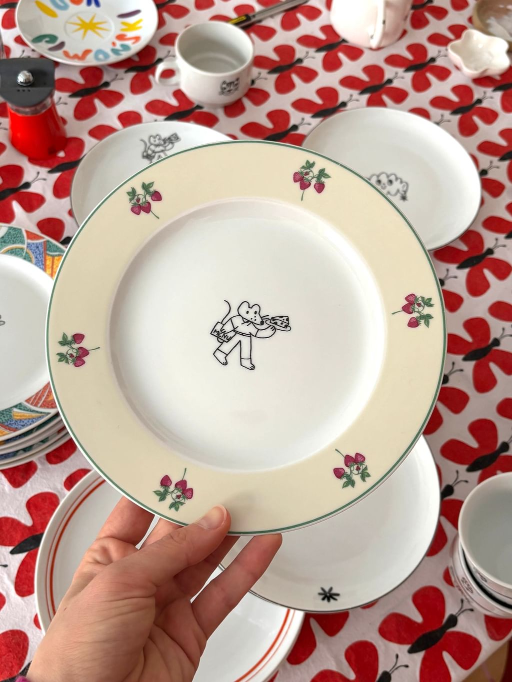 Talerz z myszką i serkiem i truskawkami