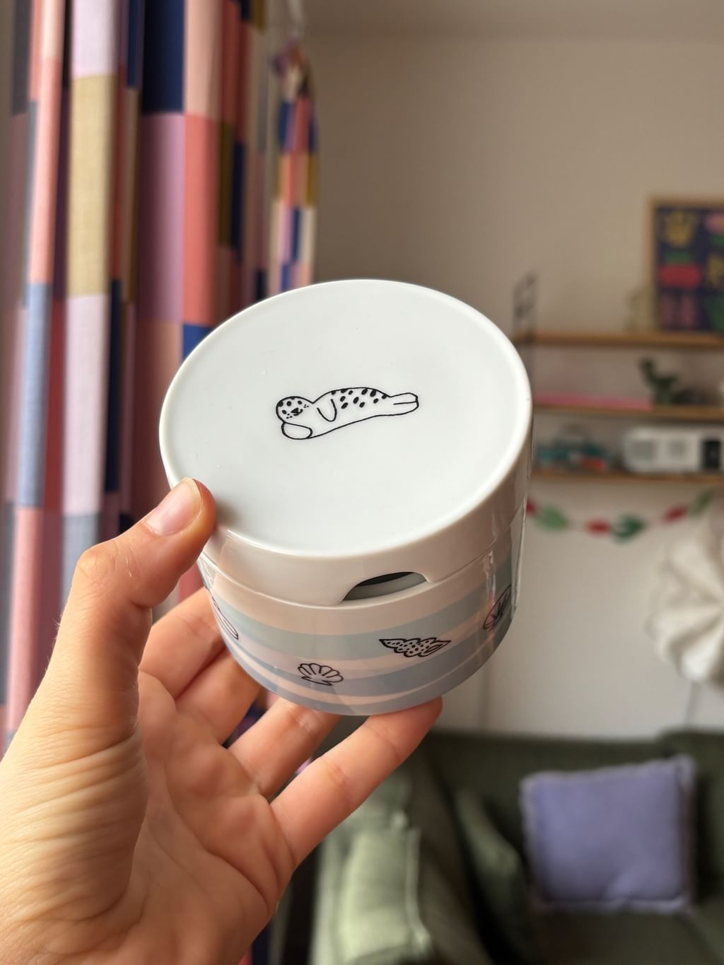 Cukiernica z foczką i falami 