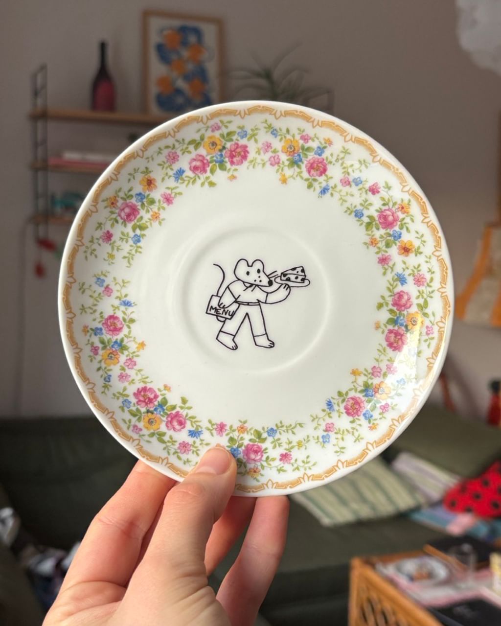 Talerzyk z myszką i serkiem i kwiatkami