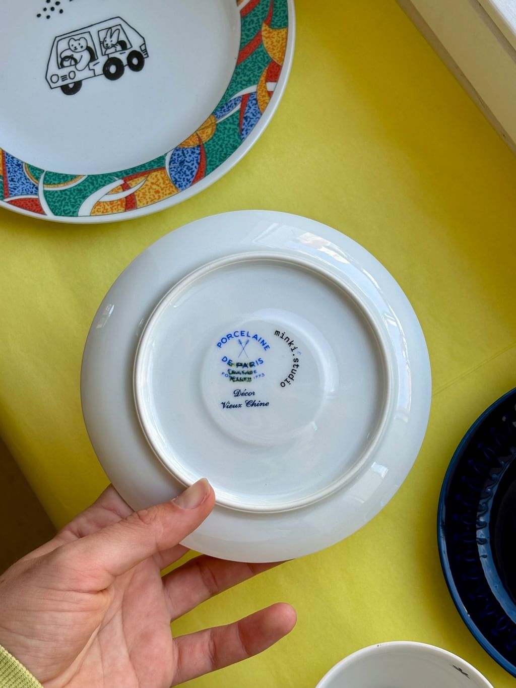 Talerzyk z myszką i serkiem granatowy brzeg
