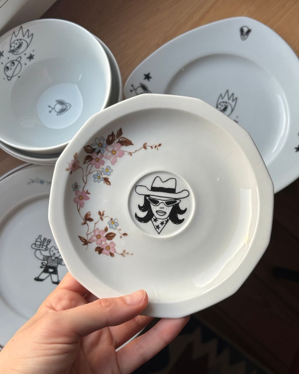 Talerzyk z kowbojką i kwiatkami