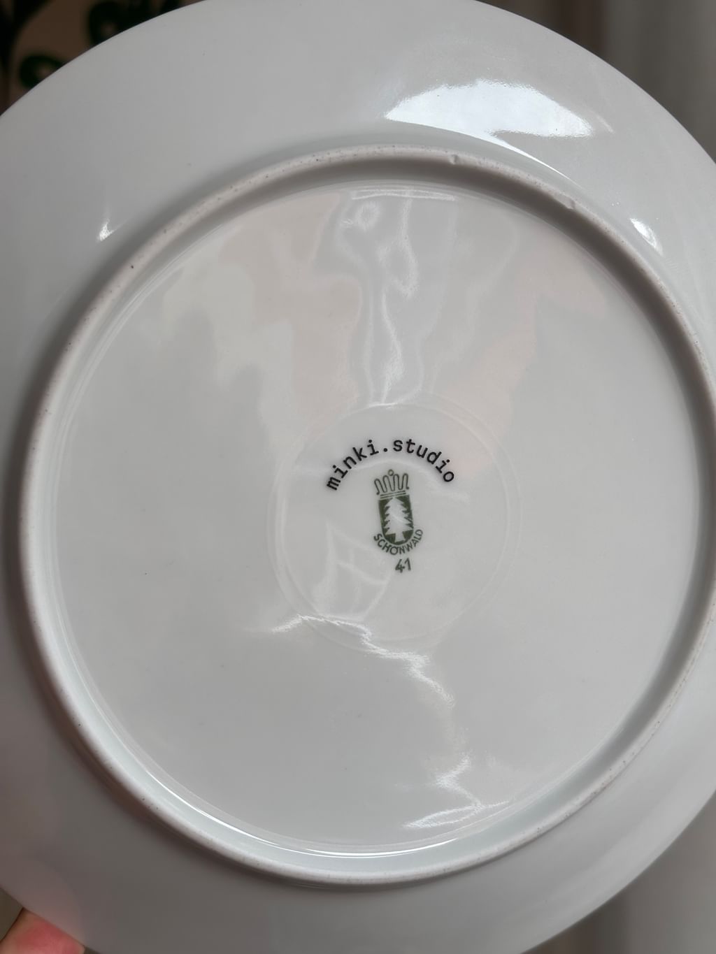 Talerz z końmi i delikatnym wzorkiem