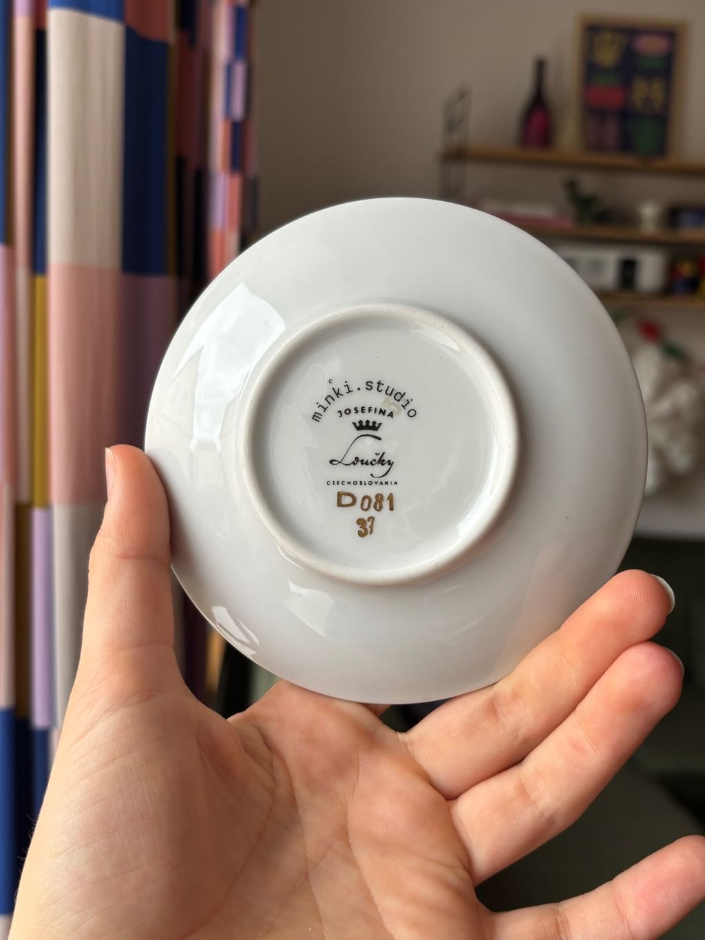 Mały różowy talerzyk z motylkiem 