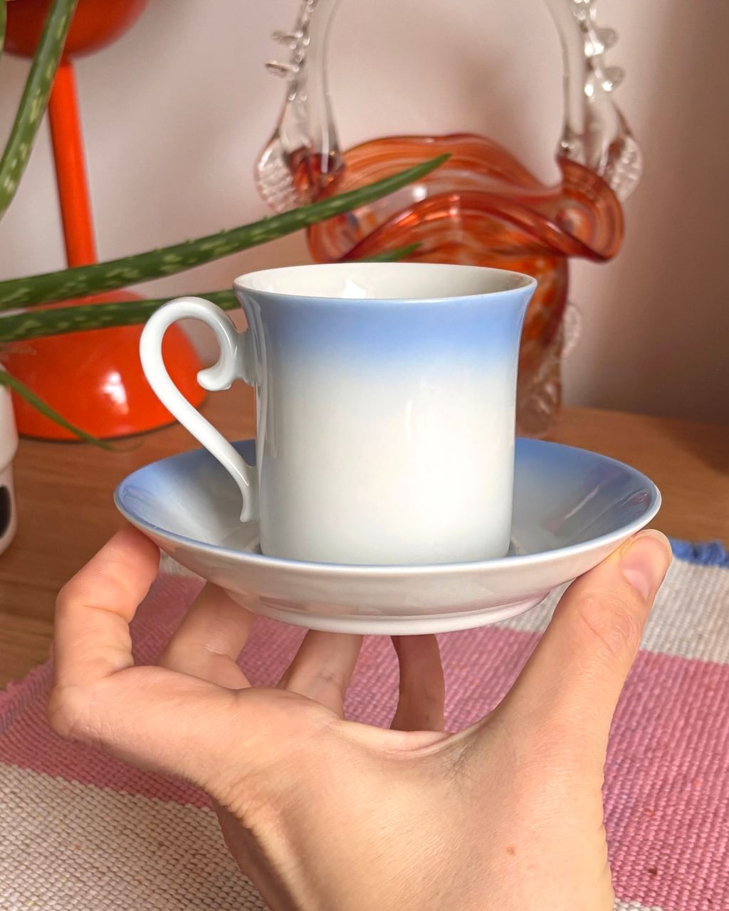 Filiżanka gradientowa z króliczkiem i myszką