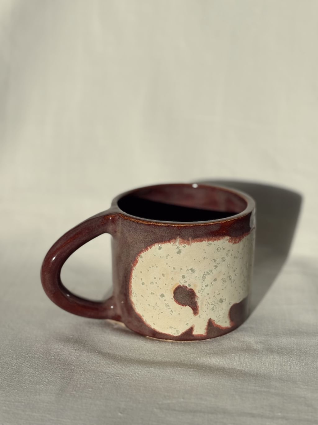 Kubek ceramiczny z jasnym kotem