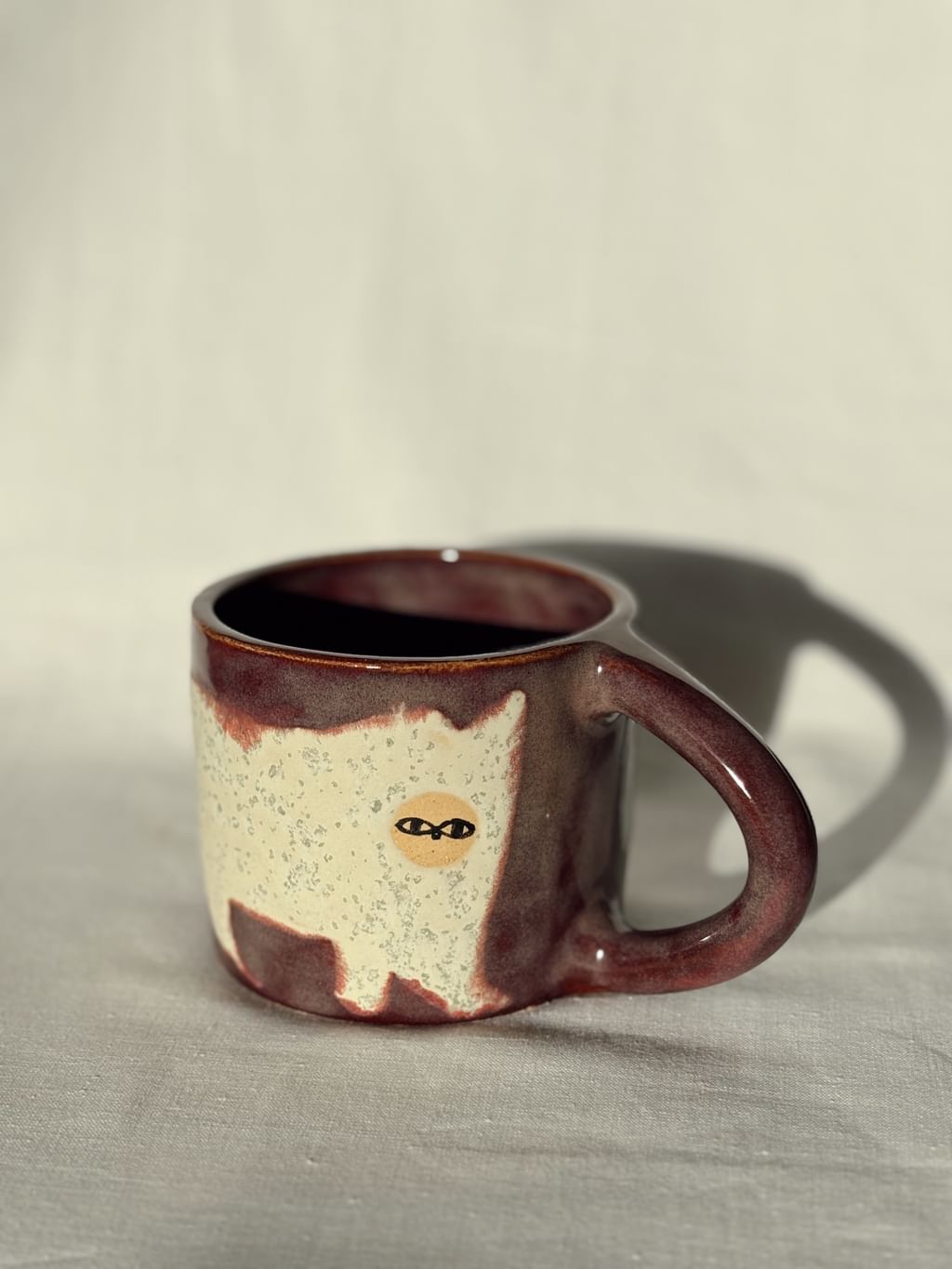 Kubek ceramiczny z jasnym kotem