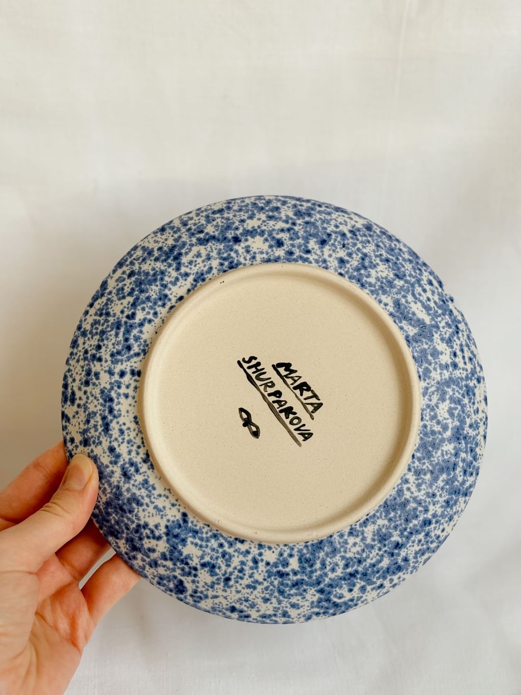 Talerz ceramiczny z granatowym kotem