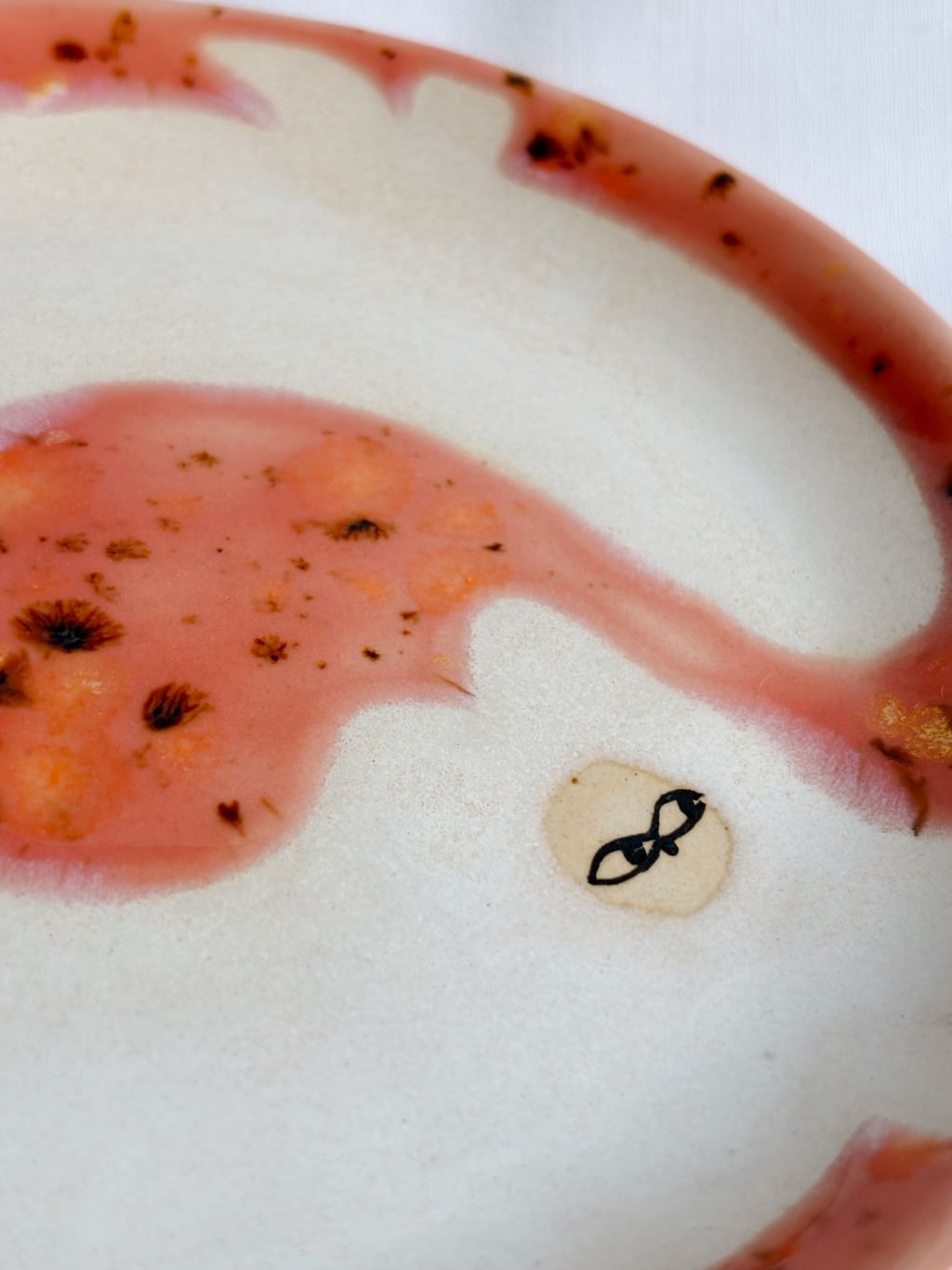 Talerz ceramiczny z jasnym kotem 