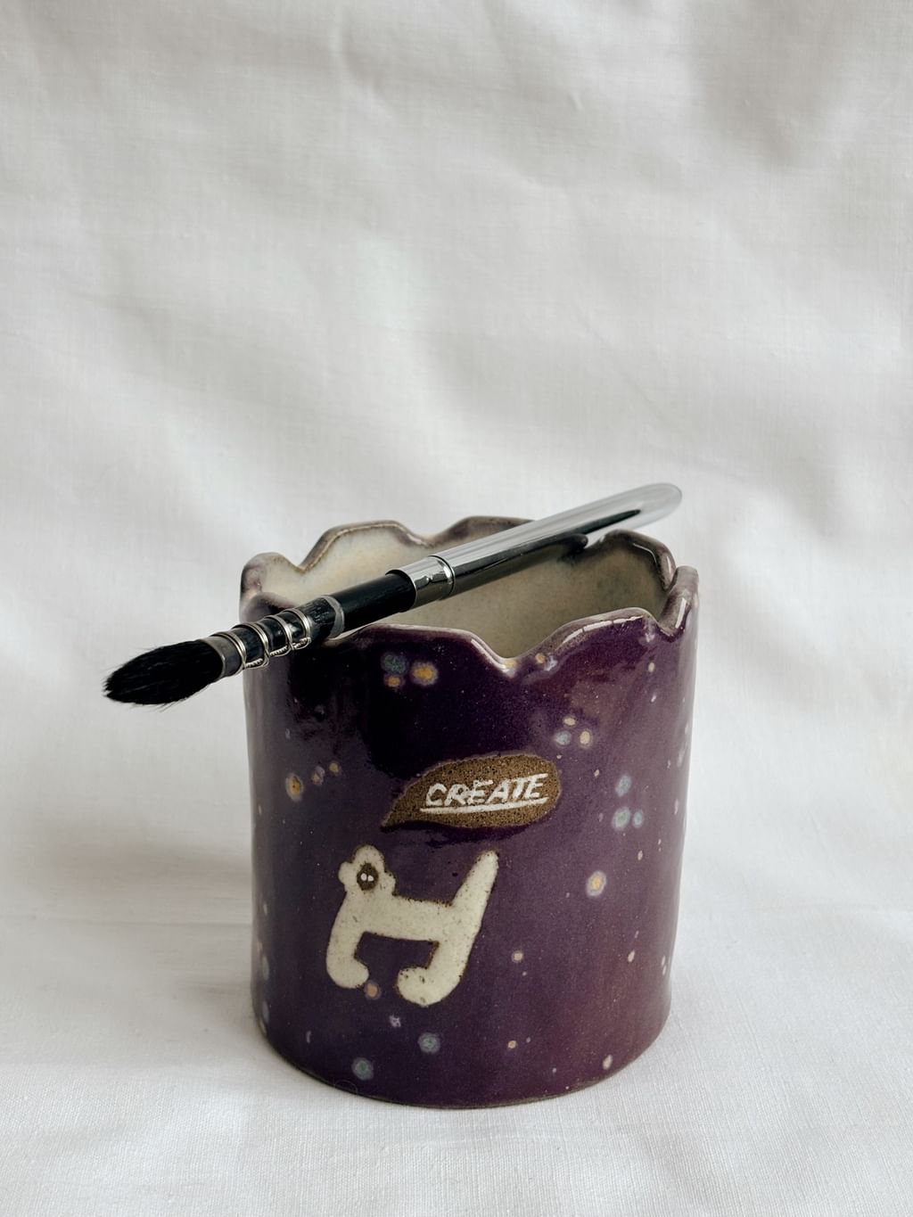 Ceramiczny kubek na wodę i pędzle