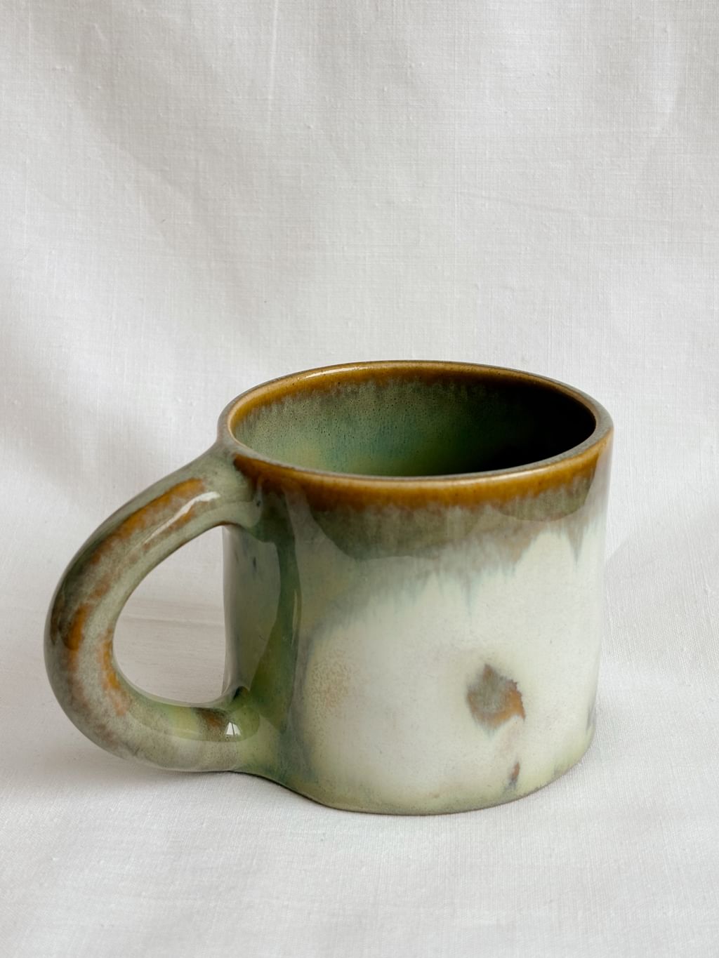 Kubek ceramiczny z jasnym kotem