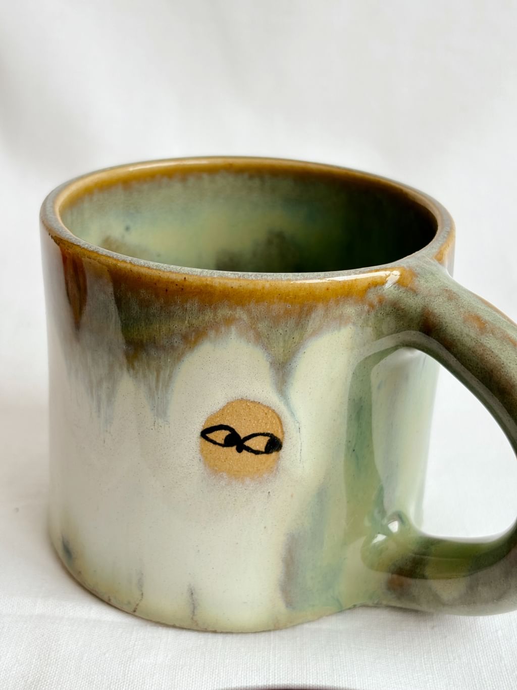 Kubek ceramiczny z jasnym kotem