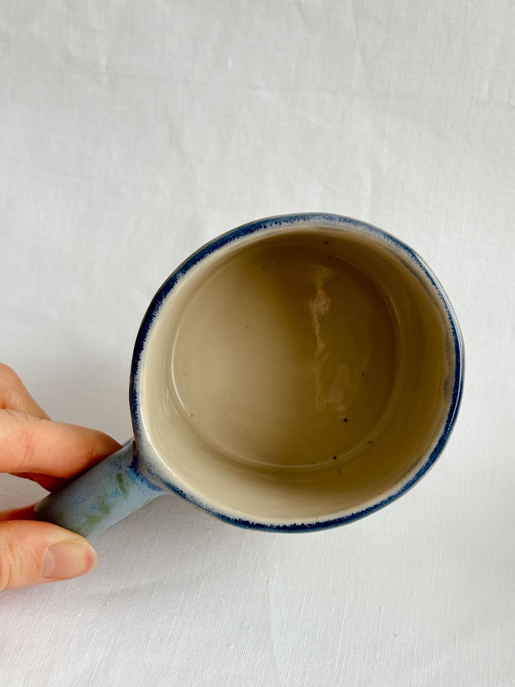 Kubek ceramiczny z jasnym kotem