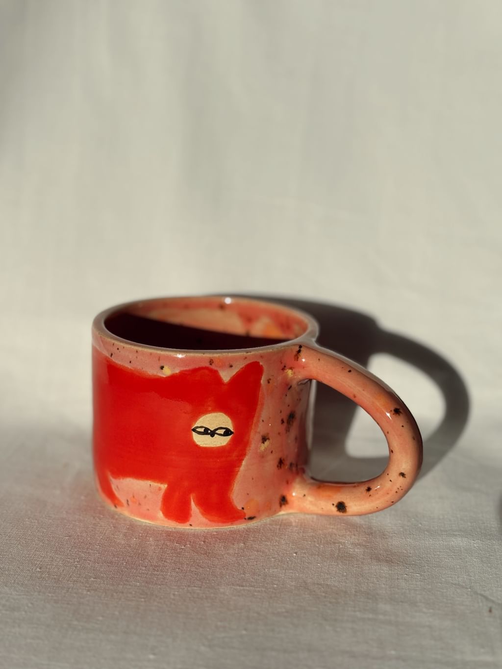 Kubek ceramiczny z czerwonym kotem